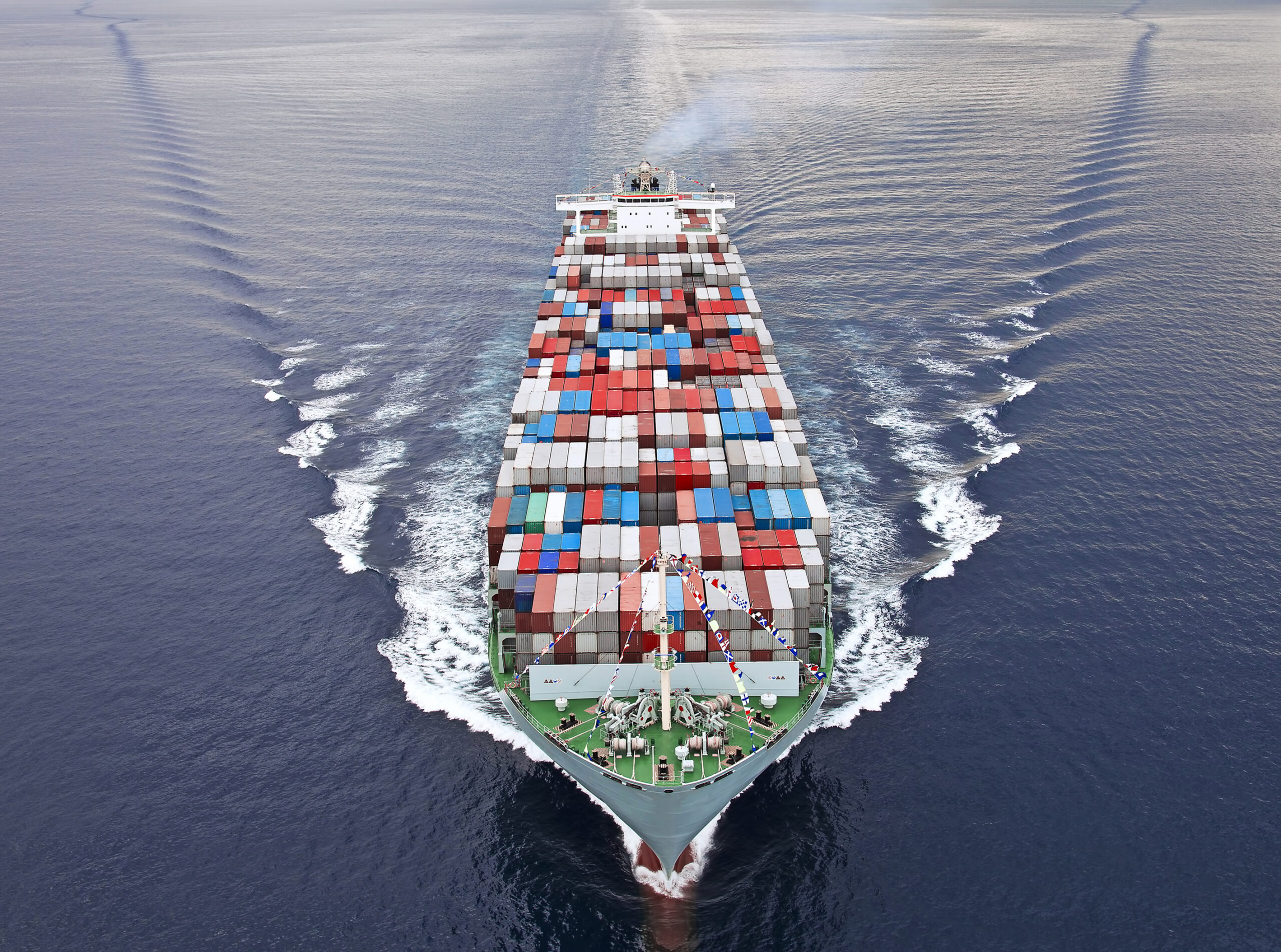 Containerfrachtschiff Containerfrachtschiff auf dem Meer von oben, globale Seefracht, lokale Seefrachtexperten, internationale Seefrachtverschiffung